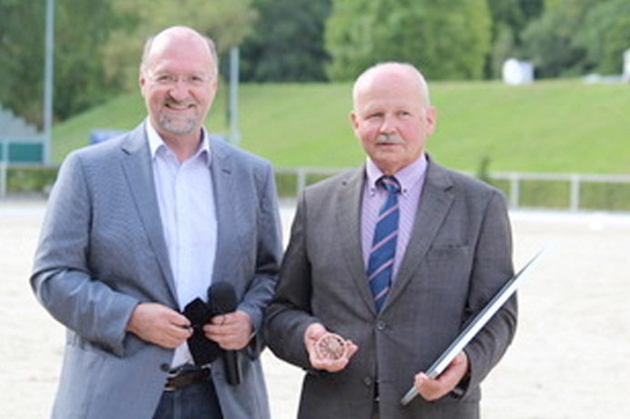 Die Verleihung erfolgte im Rahmen der Moritzburger Championatstage durch den Fachgruppen-Vorsitzenden Rolf Schettler. (Foto: Dr. Jürgen Schwarzl)